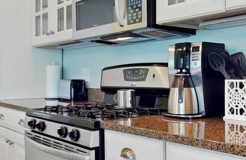 South Haven House | Huron Cottage, 3 Bedroom Near Downtown South Haven and Beach | Dog Pet Friendly
