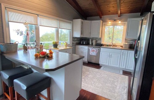 Ashfield-Colborne-Wawanosh Cottage | Huron Hideaway - Lakefront Cottage Hotub/Pets