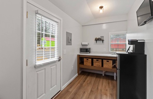 Auburn Cabin | Hurricane- Cozy Tiny House 9 miles to AUBURN AL & Jordan Hare Stadium