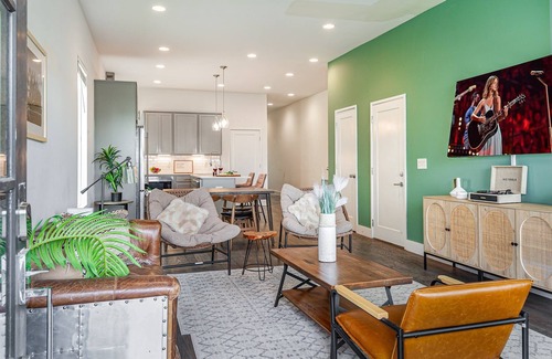 Talbot's Corner House | Hurst House - 4 Stylish Homes - Mins to Germantown