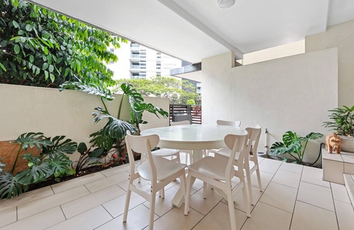 New Farm Apartment | Hustle & Bustle! 2 Bed/1Bath/1Car/Pool ~ Teneriffe