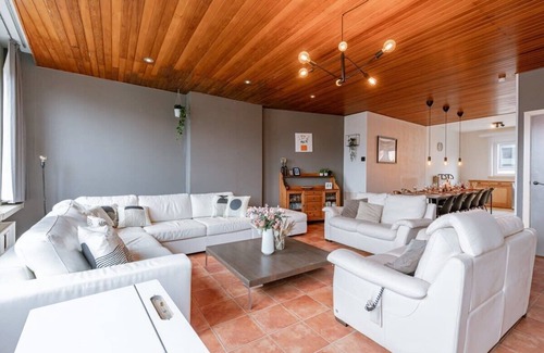 Westende House | Huswell - Spacious Vacation Home for 12 Guests in Westende