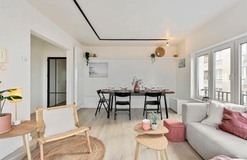 Mariakerke Apartment | Huswell - Stylishly refurbished apartment with sea view