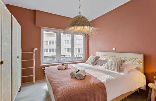 Mariakerke Apartment | Huswell - Stylishly refurbished apartment with sea view
