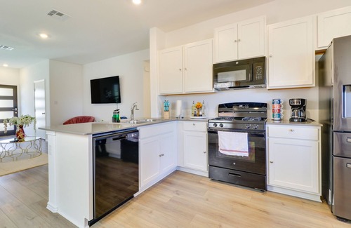 Hutto House | Hutto Getaway w/Yard, 9 Mi to Lake Pflugerville!