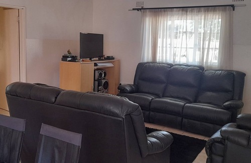 Dete House | Hwange National Park Guest House