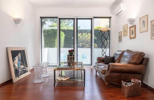 Vouliagmeni Apartment | Hyacinth homm with Garden & Pool in Vouliagmeni