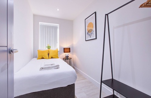 Uxbridge North Apartment | Hybrid Resi - Uxbridge|3 Bed Apartment