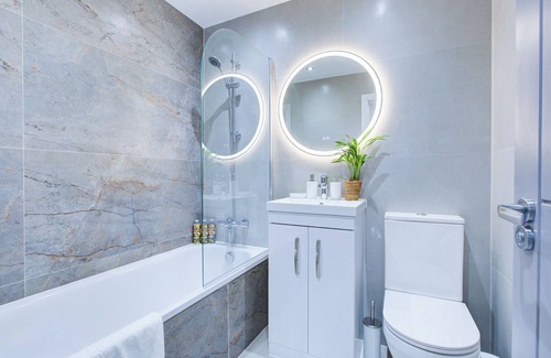 Uxbridge South Apartment | Hybrid Resi - Uxbridge | 3 Bed Apartment