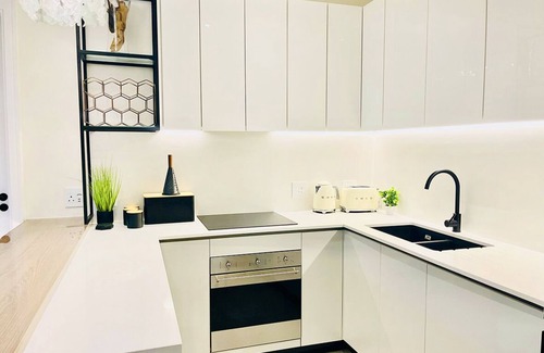 Greater Johannesburg Metropolitan Area Apartment | Hyde Park Cr Sandton Luxury Top Floor 2 BR End Unit W/Balcony No Load Shedding