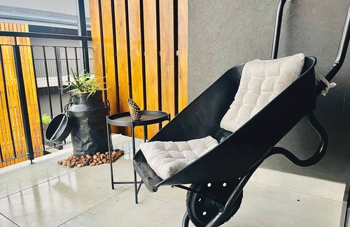 Greater Johannesburg Metropolitan Area Apartment | Hyde Park Cr Sandton Luxury Top Floor 2 BR End Unit W/Balcony No Load Shedding