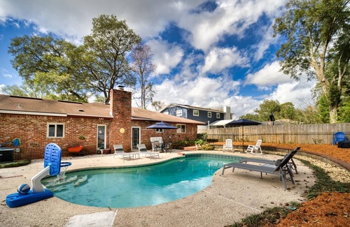 Hyde Park House | ~Hyde Park Sleeps 12 Heated Pool by Golf Club~