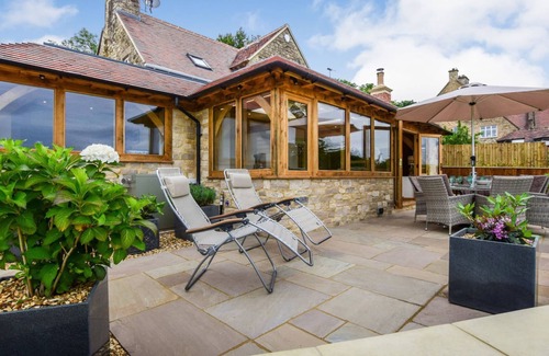 Inchbrook House | Hyde Tyning Cottage - sleeps 6 guests in 3 bedrooms