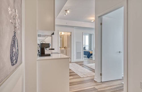 Kitchener Apartment | Hydropool Spa HotTub/Bowling Alley/Patio/BBQ/Games - Gorgeous Corner Condo