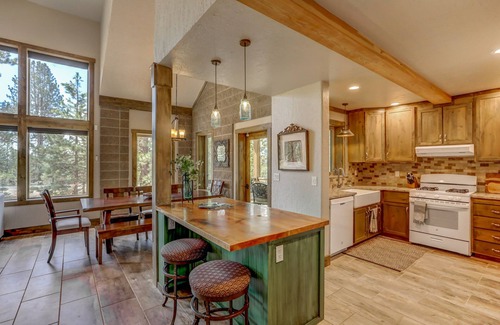 McCall House | Hygge Mountain Retreat - Hot tub - Patio - Fire pit - Wifi - 2 Kitchens - Family Retreat