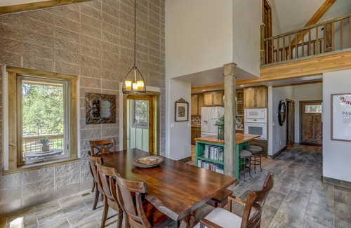 McCall House | Hygge Mountain Retreat - Hot tub - Patio - Fire pit - Wifi - 2 Kitchens - Family Retreat