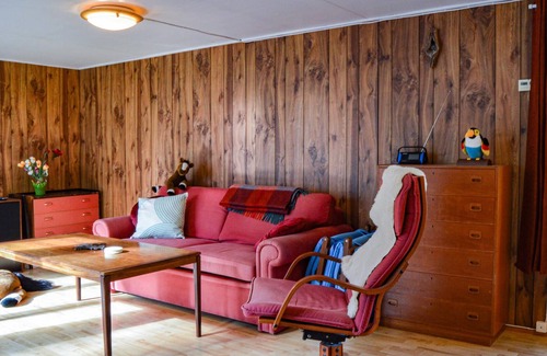 Varmdo House | Hyggeligt feriehus på stor skøn grund med god plads til, at børnene kan lege.