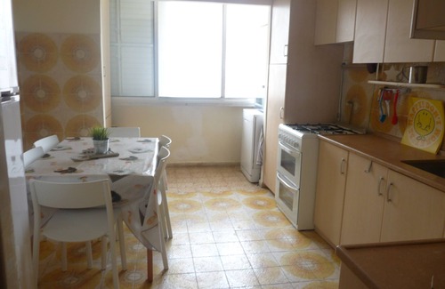 Netanya Apartment | Hyper Center Large kosher family apartment very clear clean