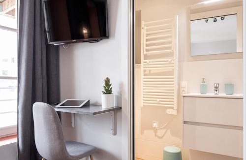 Historic Center Apartment | Hyper centre chambre au calme