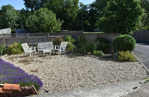 Hythe Apartment | Hythe - centrally located ground floor apartment with a musical theme