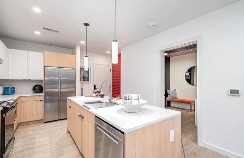 The Gulch House | Hyve-Retro Modern-Full Gym-Walk to Broadway