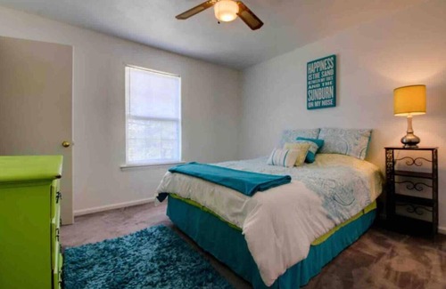 Roanoke House | I AM a Quiet, 2BR Townhouse w/Pets Considered near Downtown