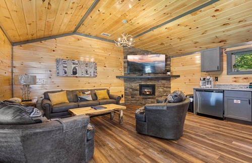 Gatlinburg - Pigeon Forge Cottage | I Do: Romantic Smokies Cabin!