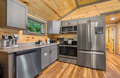 Gatlinburg - Pigeon Forge Cottage | I Do: Romantic Smokies Cabin!
