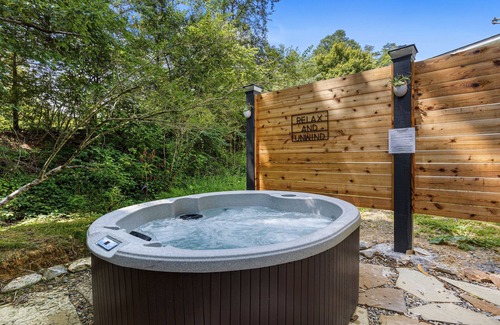 Gatlinburg - Pigeon Forge Cottage | I Do: Romantic Smokies Cabin!
