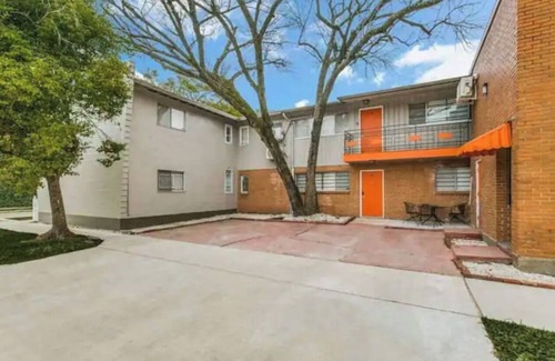 Neartown Apartment | I LOVE HOUSTON…Located in central Houston!