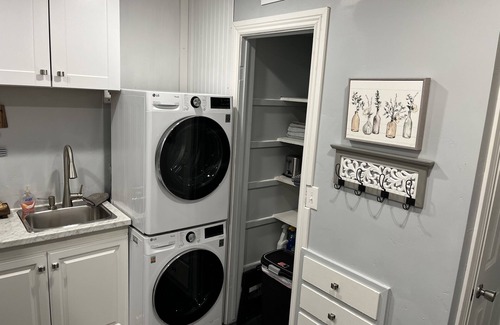 Poplar Grove Apartment | I80 Wi-Fi Airport No Stairs Close to Downtown