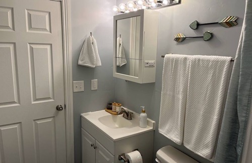 Poplar Grove Apartment | I80 Wi-Fi Airport No Stairs Close to Downtown