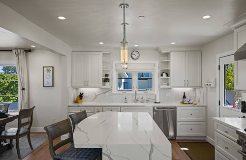 High Meadows House | Iaorana: Newly remodeled luxury 4 bedroom with Ocean Views