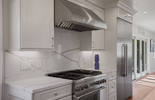 High Meadows House | Iaorana: Newly remodeled luxury 4 bedroom with Ocean Views