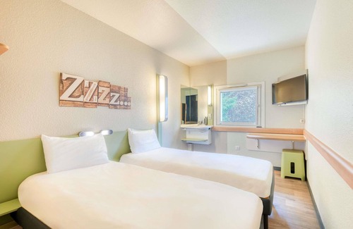 Trappes Hotel | ibis budget Versailles Trappes