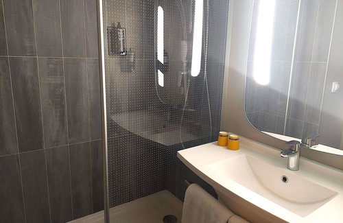 Falaise Hotel | ibis Falaise Coeur de Normandie