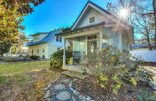 Manteo Cottage | IC3 The Wright Getaway * Dog Friendly