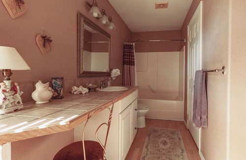 Yelm Bed & Breakfast | Icart Room at BNB Hostel