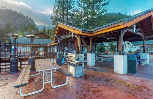 Downtown Leavenworth House | Icicle Village Resort 508: Alpine Aurora