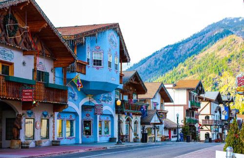 Downtown Leavenworth House | Icicle Village Resort 508: Alpine Aurora