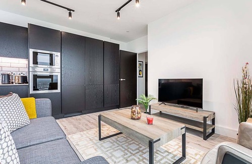 East Acton Apartment | Icon Tower Flat II