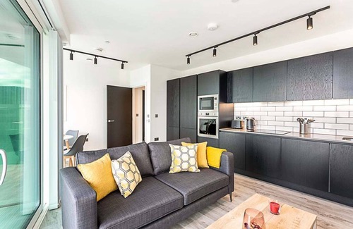 North Acton Apartment | Icon Tower Flat VI