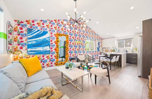 North Hollywood House | Iconic "2 in 1" Haven near Universal Studios: 2 Hot Tubs, Sleeps 21, Parking!