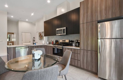 Orange Hotel | Iconic! 2BR Kind bed! 40 MIN NYC