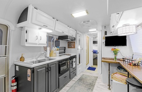 Gulf Shores House | Iconic Airstream Camper, PRIVATE Pet Friendly, Near Sportplex, 8 mi to Beach.
