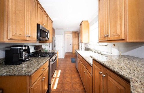 Mission Beach House | Iconic Cottage, Steps to Beach/Ocean, AC,Parking