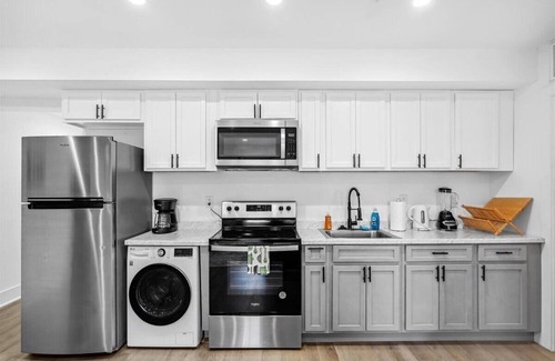 Petworth Bed & Breakfast | Iconic DC Unit | Stunning Views | Graceful Balcony