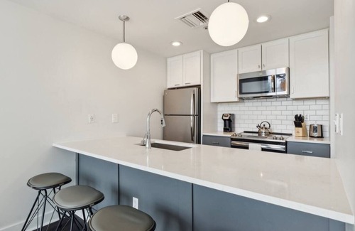 Downtown Pittsburgh Hotel | Iconic Landmark Stay | Spacious Apartment w/Kitchen | Walk to Point State Park