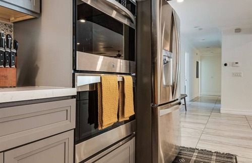 Las Vegas Apartment | Iconic Luxe Entertainment Villa: Heated Pool Sauna
