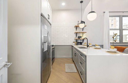 Central City Condo | Iconic Morris Ave condo retreat sleeps 6 +rooftop